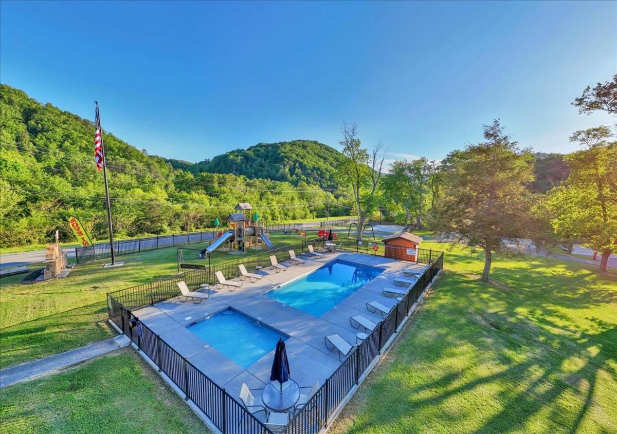 Chalet Cozy Log Retreat In Tennessee