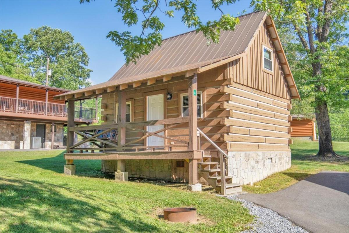 Chalet Cozy Log Retreat In Tennessee *
